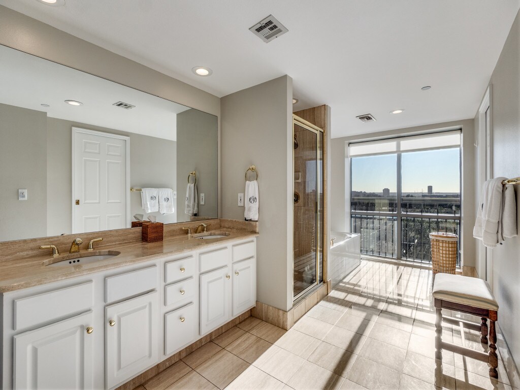 Building Photo - 4242 Lomo Alto Dr