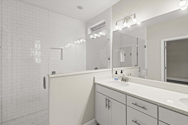 Building Photo - 545 Mirrormont Dr