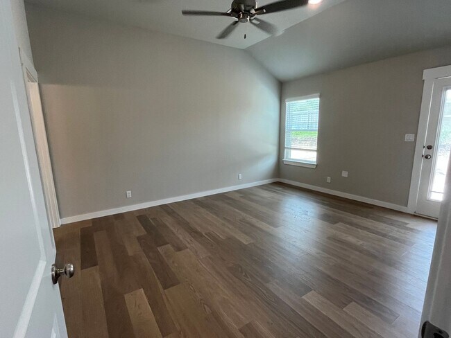 Building Photo - Brand New Duplex!