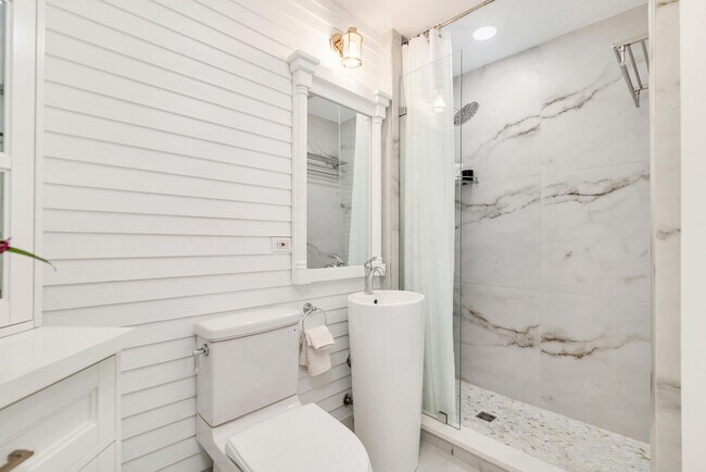 Building Photo - 331 Tequesta Dr