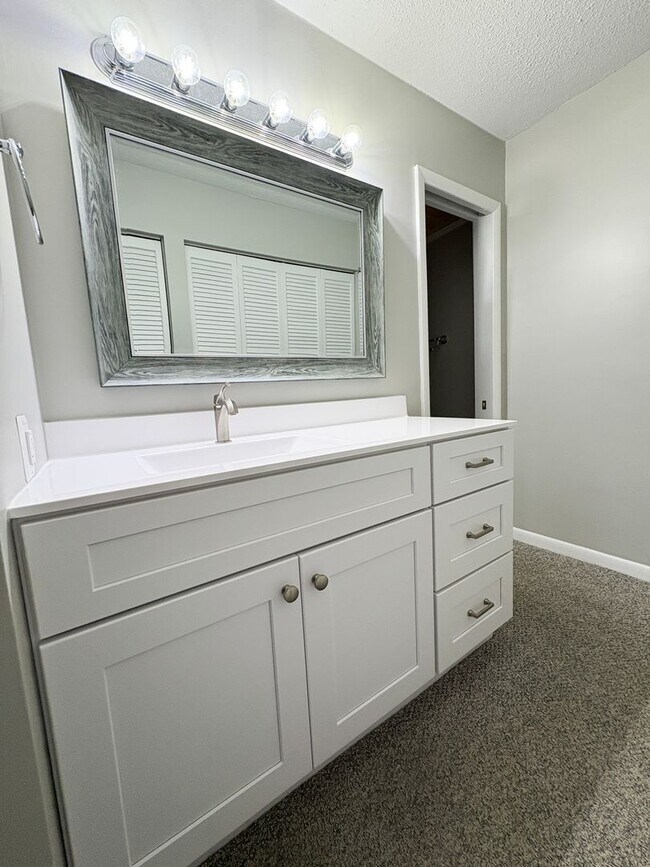 Building Photo - 2 Bedroom 2 Bathroom Condo with Pool