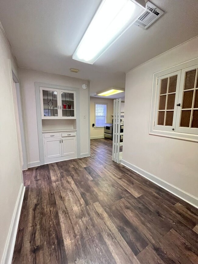 Building Photo - Spacious 1 bed 1 bath