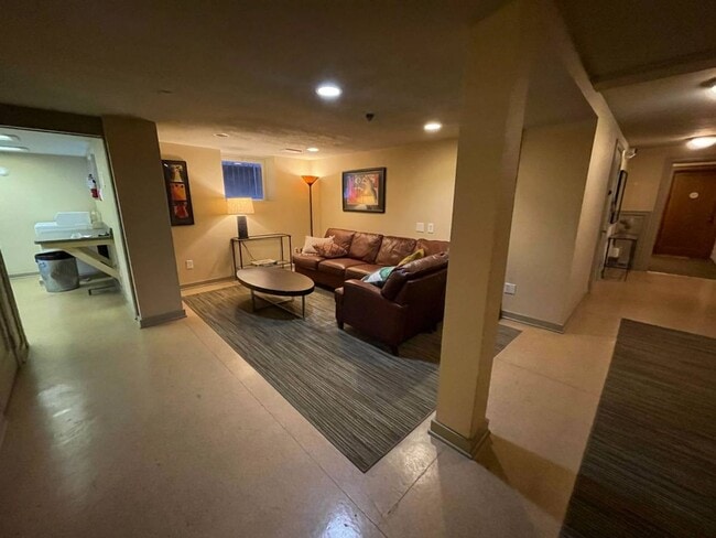 Building Photo - Queens Court Condo #310 - Top Floor Corner...