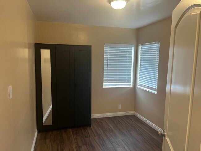 Building Photo - 1423 W 106th St