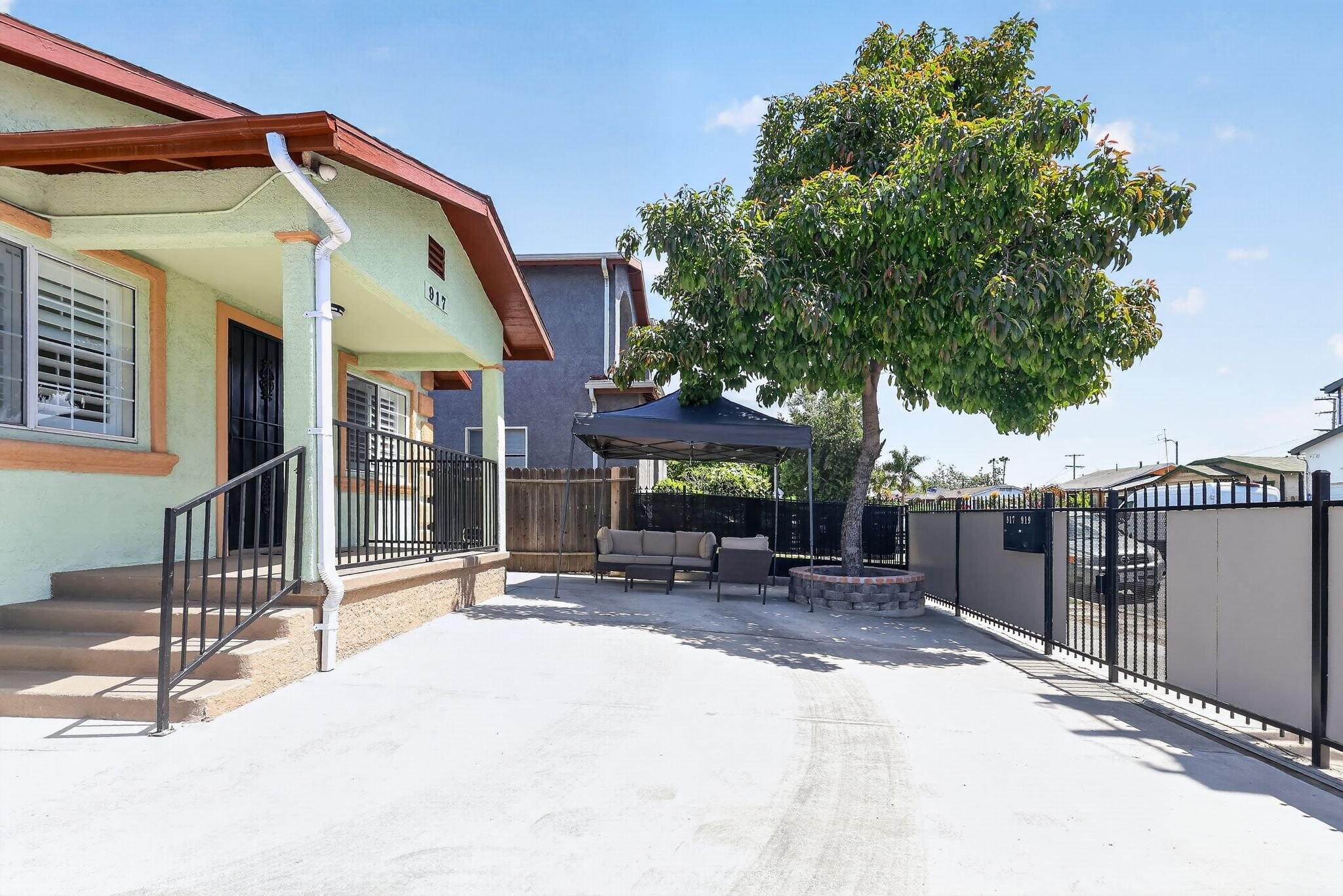 Building Photo - 917 W 62nd Pl