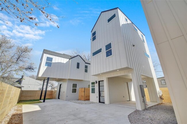 Building Photo - 6802 Montana St