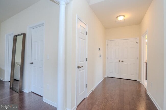 Building Photo - 1802 Yearling Ct