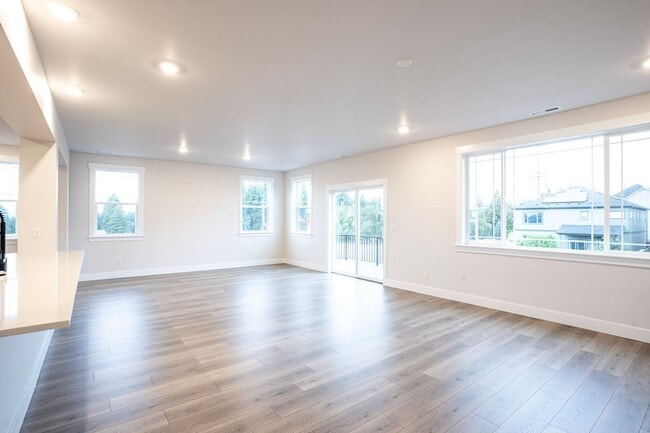 Building Photo - Stunning new construction!