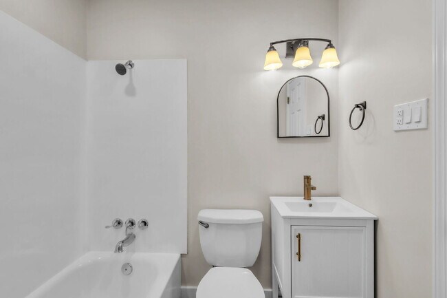 Building Photo - Newly Renovated 2 BR/ 1.5 BA Condo off Eas...