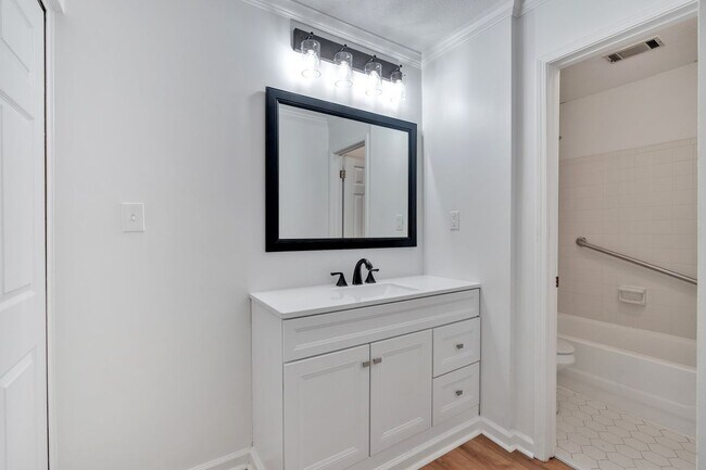 Building Photo - 25109 Plantation Dr NE