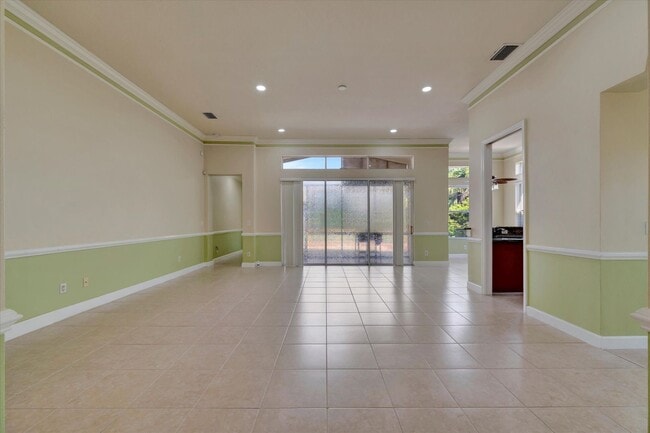 Building Photo - Convenient Central Location - 4 Bedroom + ...