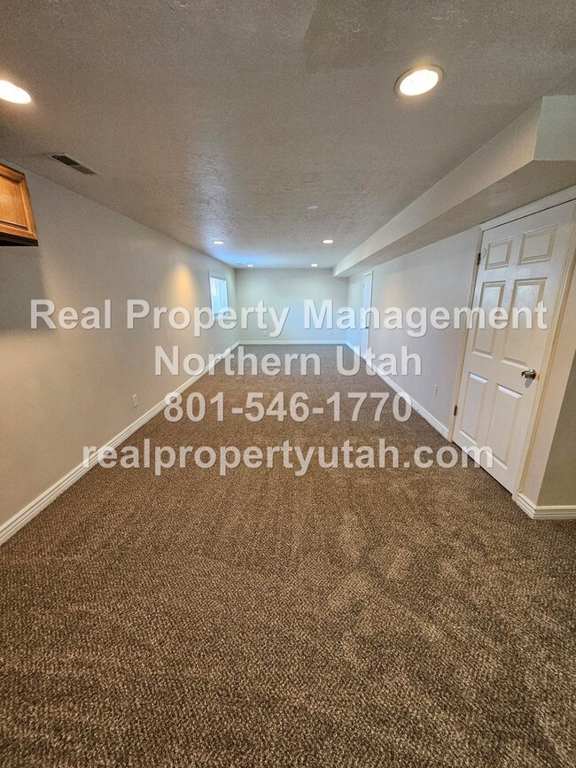 Building Photo - Stunning 4 Bedroom 3 Bath Syracuse Home