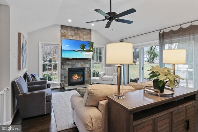 Building Photo - 10 Boulder Brook Dr