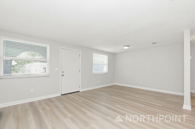 Building Photo - 3 BR/1BA | Newly Renovated Single Family Home |  Fenced backyard | In Jacksonville!