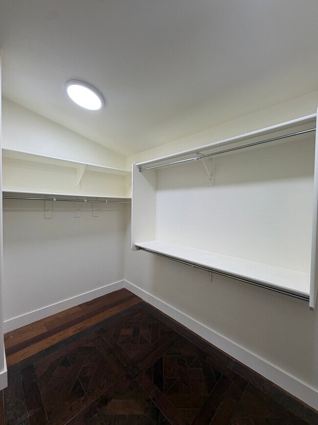 Building Photo - 2741 E Quiet Hollow Ln