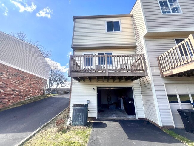 Building Photo - Adorable Townhouse - 2 Bedroom 1.5 Bathroom - Bonnie Brae Drive