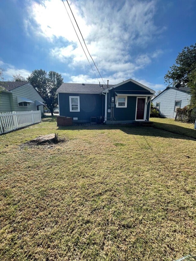 Building Photo - 2 Bedroom, 1 Bathroom House