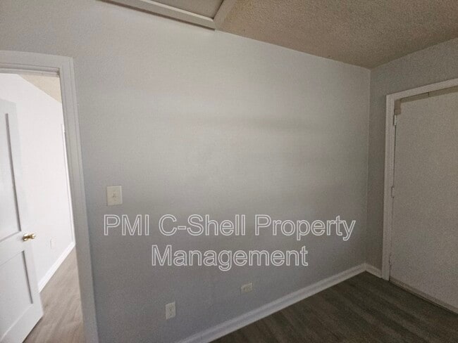 Building Photo - 210 N Pinewood Ln