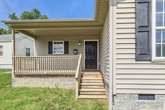 Building Photo - Beautifully Updated 3-Bedroom Home in Gree...