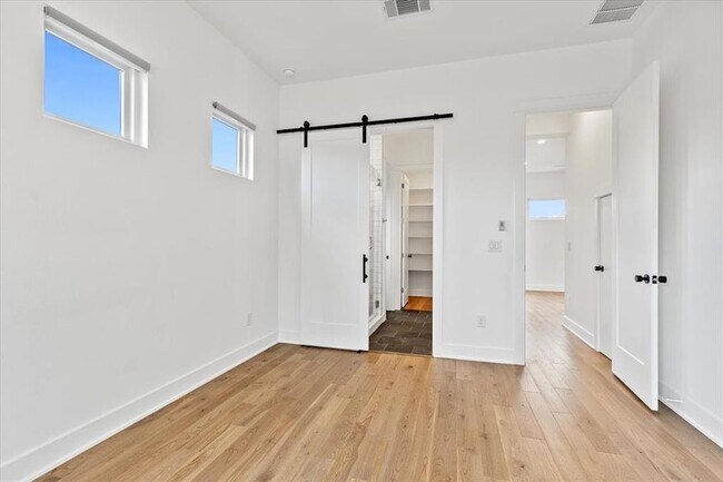 Building Photo - 4020 Valley View Rd