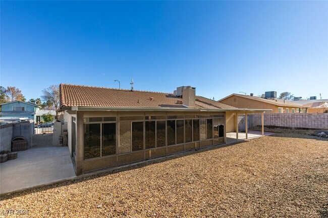 Building Photo - 605 Mosswood Dr