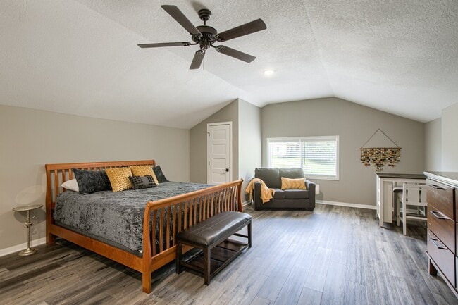 Building Photo - 7105 N Walnut St