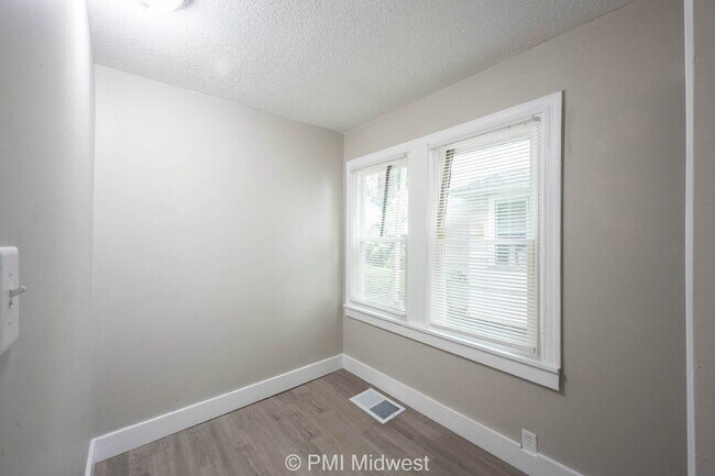 Building Photo - "Charming Urban Retreat: Cozy 1-Bedroom Ap...