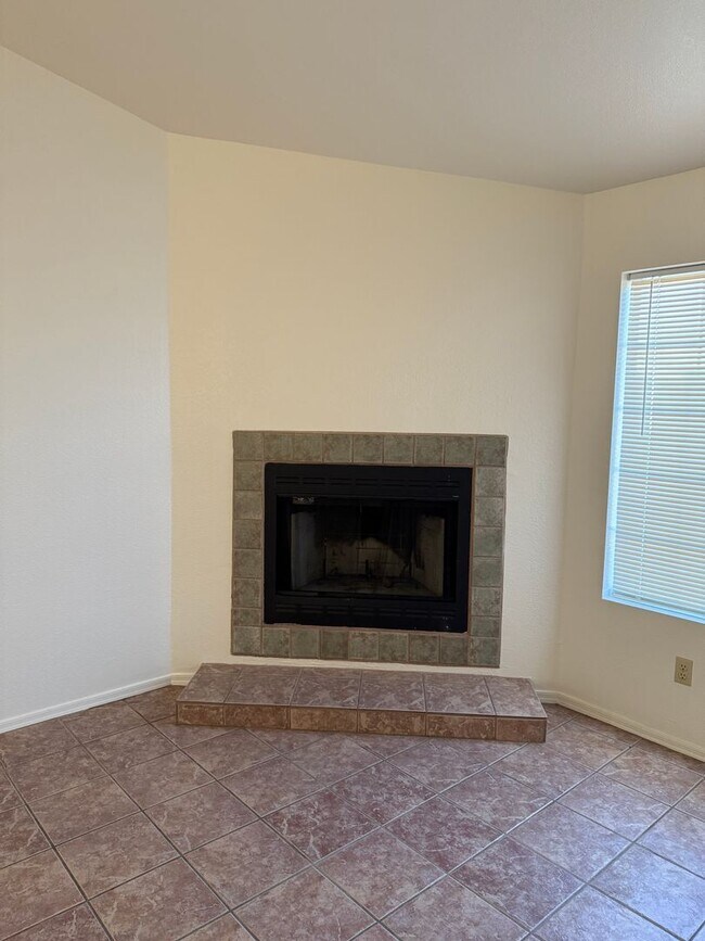 Building Photo - 3 Bed 2 Bath home in the highly desirable Northwest Tucson area. New paint and Carpet!