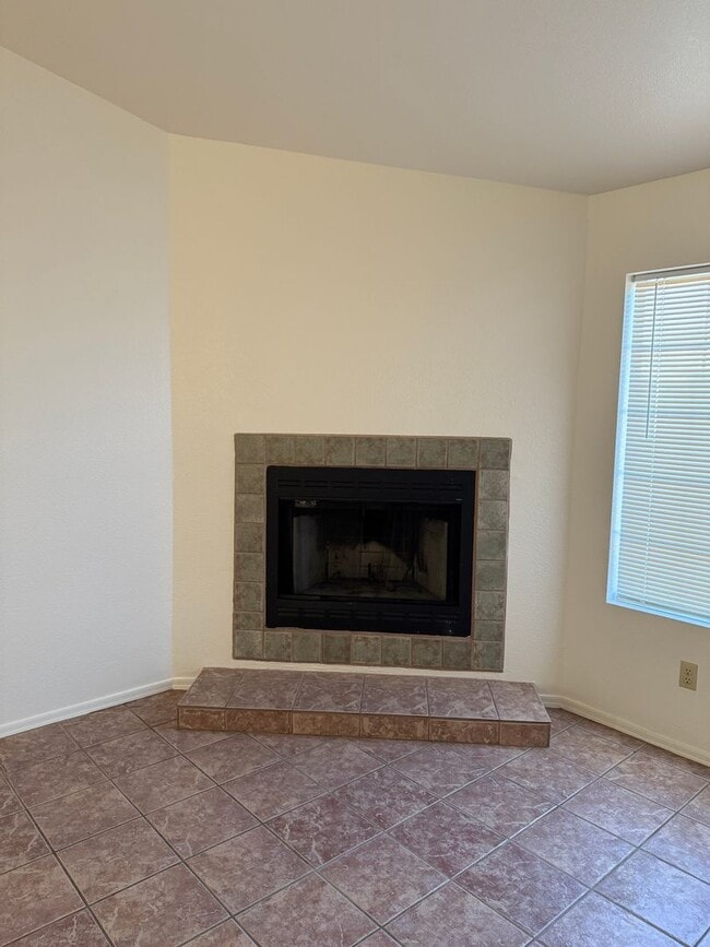 Building Photo - 3 Bed 2 Bath home in the highly desirable Northwest Tucson area. New paint, Carpet an Appliances!