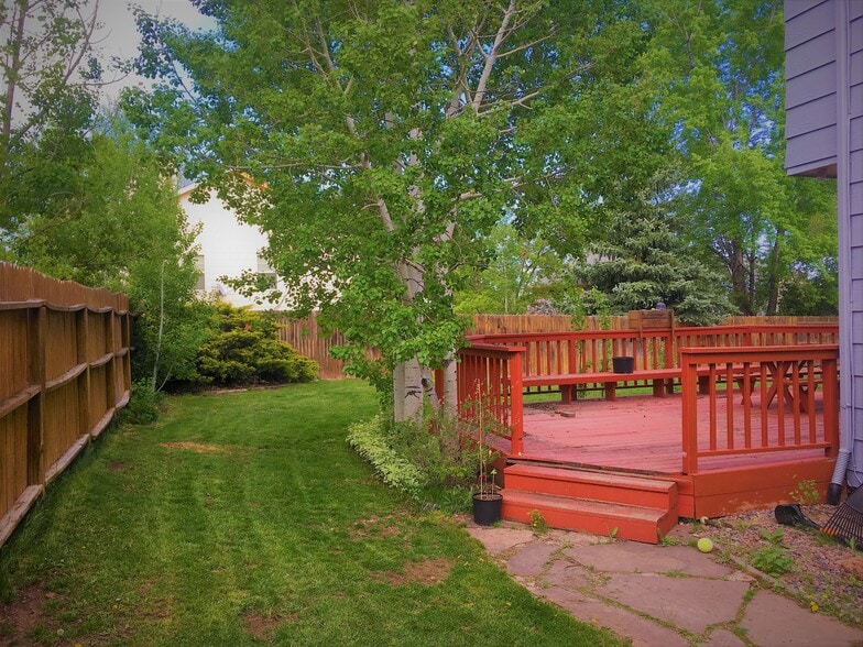 Deck has been repainted. Renter has option to chose a different color on next coat application. - 4935 Granby Cir