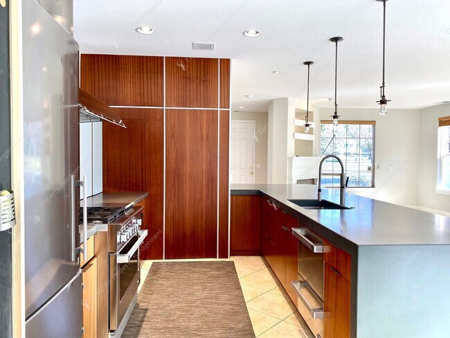 Building Photo - Charming and unique 2 BR in an upscale west Bend neighborhood