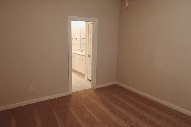 Building Photo - 16 Courageous Side Way