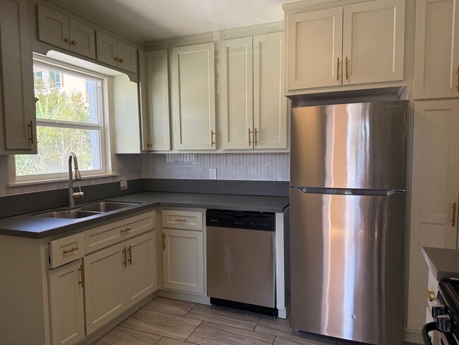 Building Photo - 1313 Douglas St