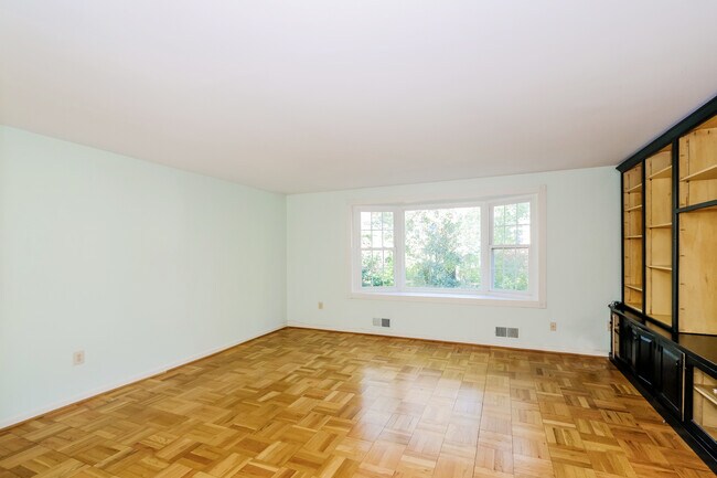 Building Photo - 647 Azalea Dr