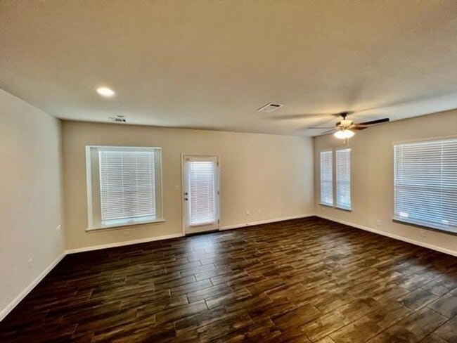Building Photo - Beautiful Free standing Single Story Sorrento Condominium Home 3-2 with 2 car Garage / Pflugerville
