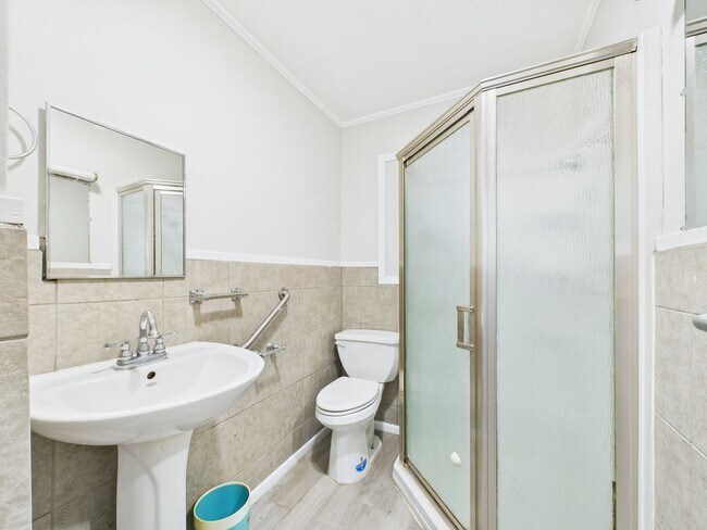 Building Photo - 2 bed 2 bath home Available NOW!