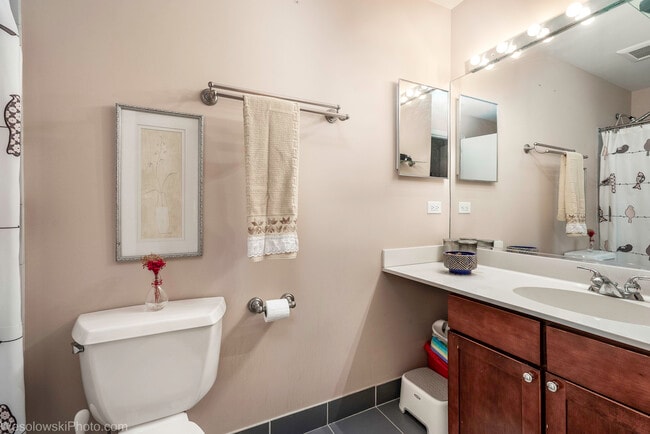 Building Photo - 758 N Larrabee St