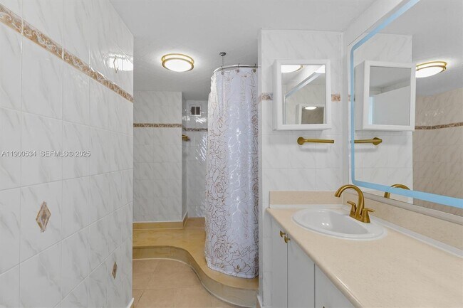 Building Photo - 1833 S Ocean Dr