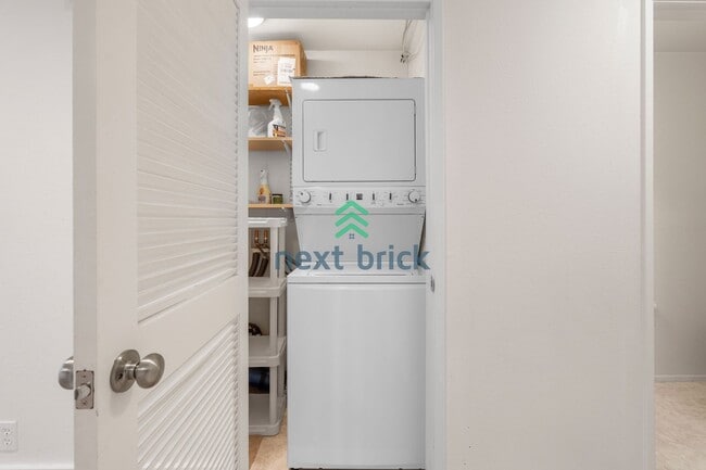 Building Photo - 2 BED & 1.75 BATH FOR RENT