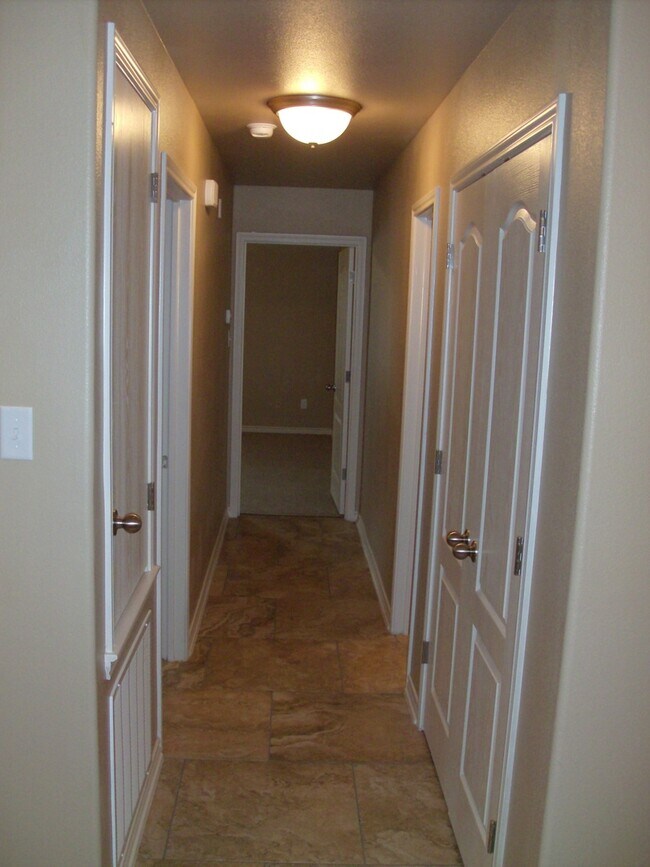 Building Photo - Beautiful 2 bed/2 bath off of Bunny Trail ...