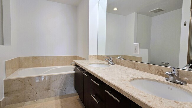 Building Photo - 410 Evernia St