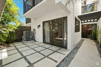 Building Photo - Modern renovated 2 bed 2 bathroom Townhous...