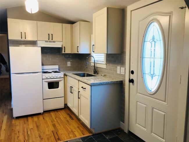 Building Photo - 734 McDaniel St