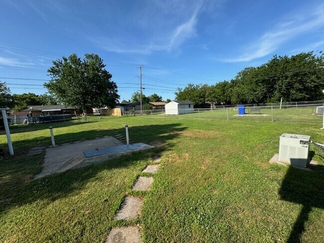 Building Photo - 2 bed, one bath in Norman with carport!