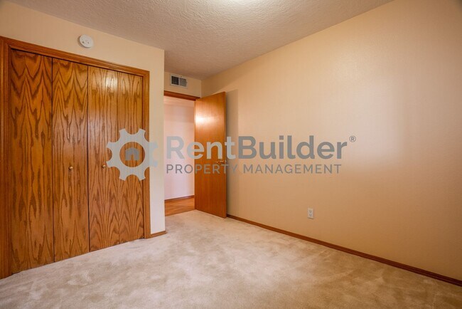Building Photo - FANTASTIC HOUSE TO CALL HOME!