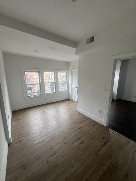 Building Photo - 875 S 14th St