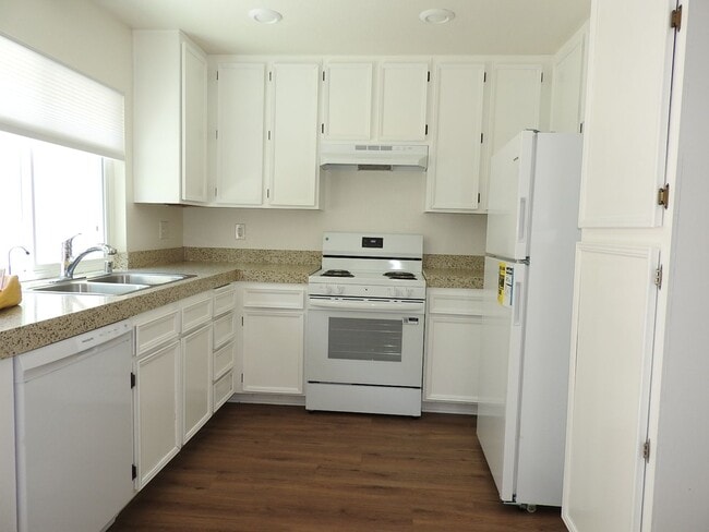 Building Photo - Lovely 2 bedroom townhouse
