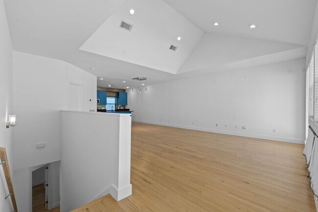 Building Photo - Contemporary Townhome Steps from Downtown/...