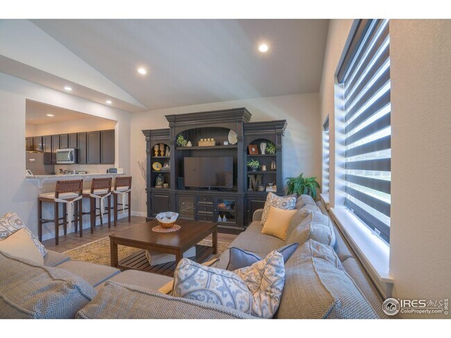 Building Photo - 294 E Chestnut St