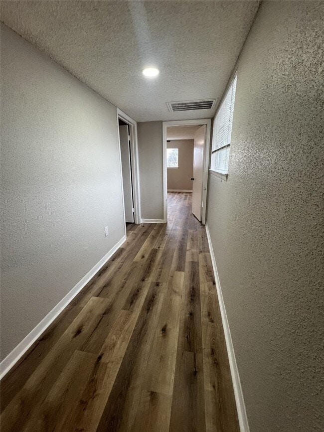 Building Photo - 1310 Town Cir